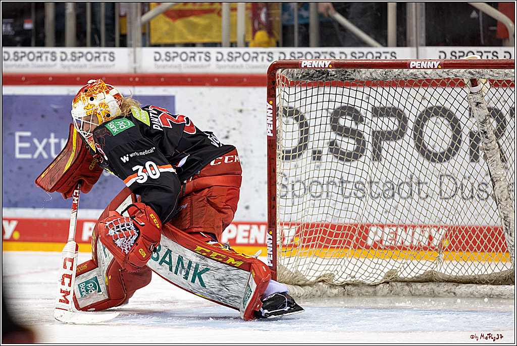 PENNY DEL Viertelfinale 4. Spiel; Duesseldorfer EG - Red Bull Muenchen; Duesseldorf, 16.04.2022
